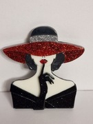 Broszka elegancka kobieta w szerokim kapeluszu