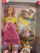 Lalka Barbie w ciąży z bobasem i kołyską 