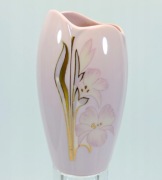 Wazonik z różowej porcelany