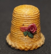 Naparstek Kolekcjonerski wiklinowy lakietowany z różą na przodzie