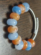 Pomarańcze w chmurach. Radosna bransoletka w tonacji błękitno-pomarańczowej