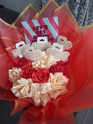 Bukiet róż ze wstążki, wplątane spinki do włosów