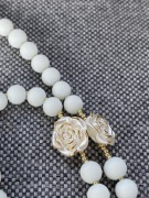 Duży biały z różyczkami