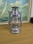 Stara metalowa lampa naftowa / latarnia – vintage, „TRADE MARK”