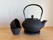 Dzbanek Żeliwny Imbryk Japoński 0,8 L do Herbaty z Czarkami Filiżankami