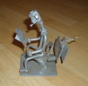 figórka mała rzeźba spawana - ludzik na toalecie