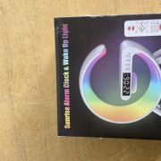 wielofunkcyjna lampka nocna LED w kształcie litery G z funkcją budzika