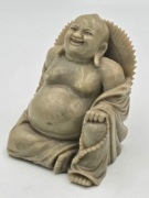 zabytkowy kamienny budda wesoły 