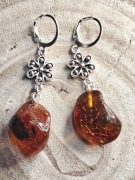 Kolczyki z Naturalnym Bursztynem Bałtyckim. Kwiatowy wzór. Stal Szlachetna.