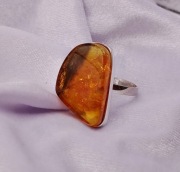 Srebrny pierścionek z bursztynem