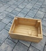 Skrzynka w kolorze złotym 