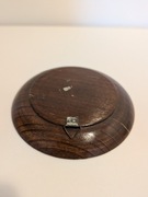 Drewniany ozdobny talerzyk ścienny z zawieszką – ręczne zdobienie