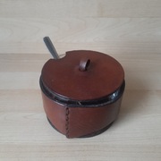 Vintage cukiernica w skórzanej oprawie z pokrywką i łyżeczką lata 80 PRL-u 