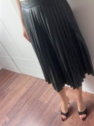 Plisowana spódnica z eko skóry Stradivarius rozm 36