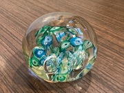 Śliczna szklana kula ozdoba przycisk do papieru 