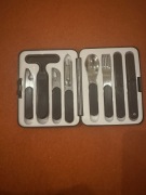 Zestaw sztućców i akcesoriów turystycznych w skrzynce