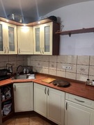 Kuchnia wraz ze sprzętem AGD plus stół i krzesła 