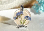 Wisiorek z niezapominajkami. Biżuteria z żywicy.