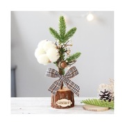 Mała choinka na drewnianej podstawce Boże Narodzenie 