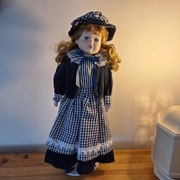 Lalka porcelanowa na stojaku 