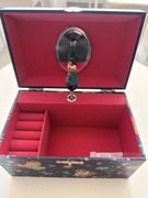 szkatułka na biżuterię z pozytywką Svoora Spring. 