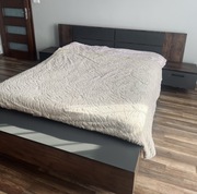 łóżko z szafkami nocnymi oraz ławą