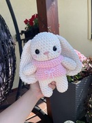 Pluszowy, mięcitki króliczek w swetrze wykonany na szydełku