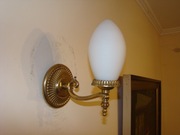 Bardzo ładny kinkiet mosiężny + biały klosz