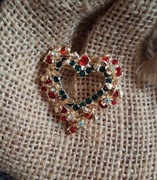 Elegancka broszka serce – świąteczna ozdoba