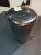 Kosz na śmieci łazienkowy Wenko 5l czarny lekko zgięty metalowy nieużywany