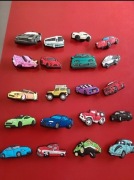 Przypinki do crocsów ozdoby do butów typu crocs auta samochody zestaw 