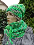 Wielokolorowa czapka i komin wykonane na szydełku