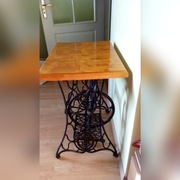 Stolik-podstawa maszyny do szycia Singer.