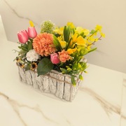 Kompozycja kwiatowa w skrzynce 