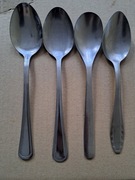 Zestaw 4 lyzki z roznych kompletow