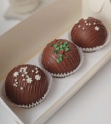 Czekoladowa kula bomba do mleka z piankami 