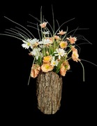 Bukiet kwiatów polnych w osłonce z naturalnej kory. Kompozycja kwiatowa,.