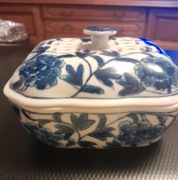 Pojemnik prostokątny z pokrywą, dekoracja niebiesko-biała (chinoiserie)