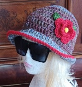 Szydelkowy kapelusik wiosenno-jesienny dla pań 