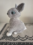 Królik wielkanocny zrobiony na szydełku 