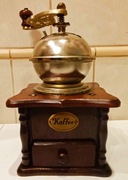STARY reczny drewniany mlynek do kawy na korbke piekny marynistyczny anhor