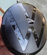 Emblemat VW tylny czarny 11cm