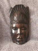 Maska wykonana z hebanu