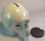 porcelanowy słoń skarbonka