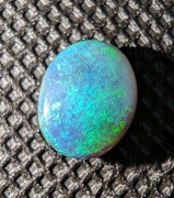 Lity Czarny Opal australijski z Lightning Ridge 2,1ct owalny kaboszon G2