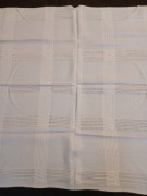 obrus 75x72 jasno szary z bialym haftem
