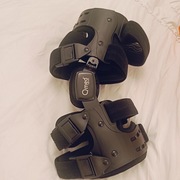 Orteza stawu kolanowego lewa  Qmed by Meyra OASIS,czarna