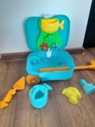 Walizka z zabawkami na plaze 