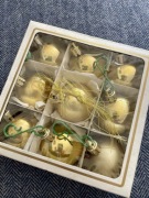 Bombki choinkowe małe, złote.