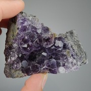 Fioletowy fluoryt ładne kryształy